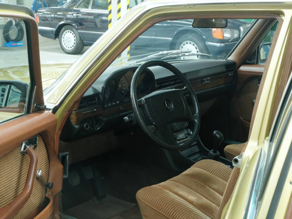 Image 21/50 de Mercedes-Benz 280 SE (1975)