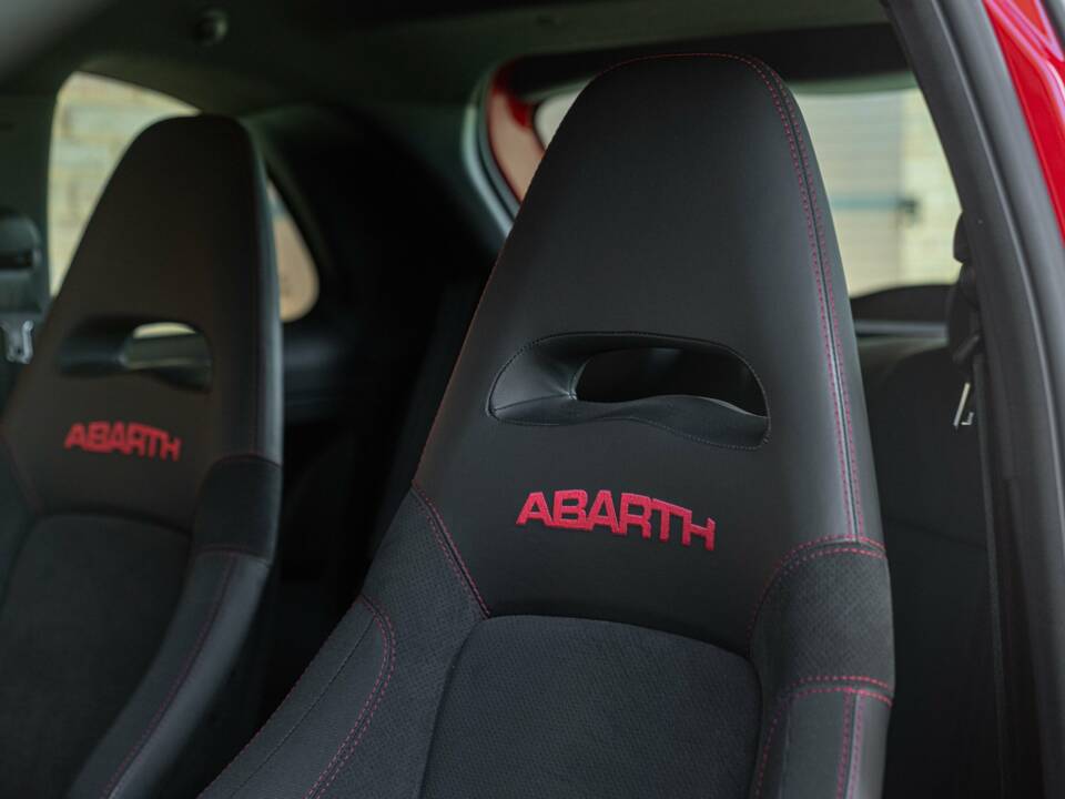 Image 37/50 of Abarth 695 «Tributo Ferrari» (2010)