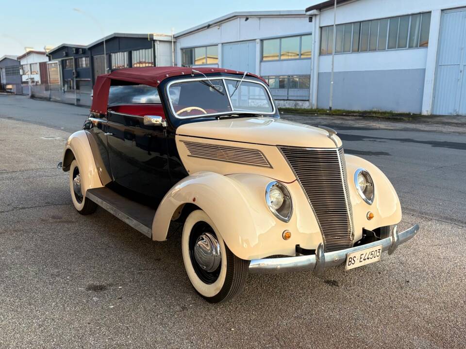 Image 7/26 de Ford V8 Deluxe Club Cabriolet (1937)