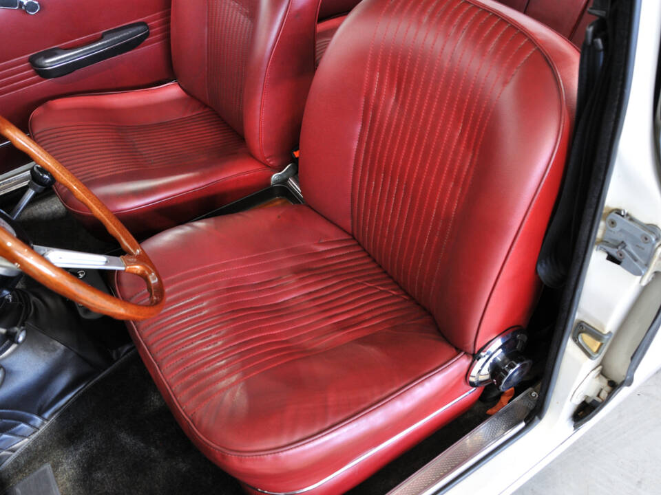 Image 19/63 of Alfa Romeo Giulia 1600 Super Biscione (1969)