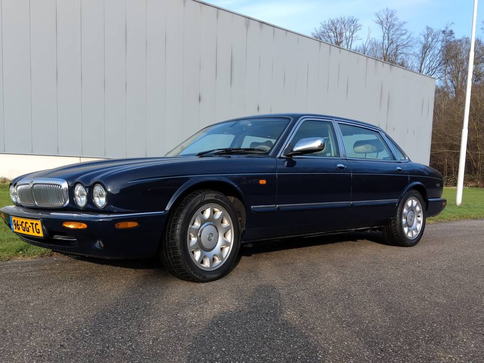 Image 1/71 of Daimler Super V8 (2000)