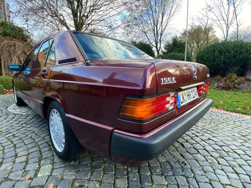 Image 9/27 of Mercedes-Benz 190 E 1.8 Avantgarde &quot;Rosso&quot; (1993)