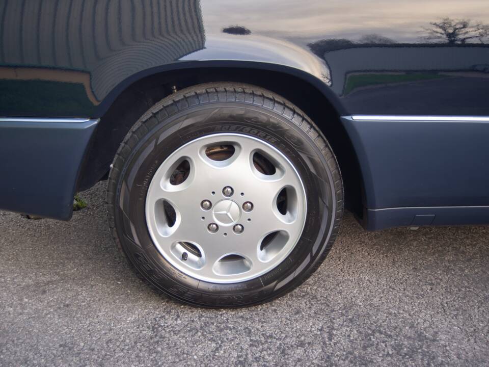 Bild 25/30 von Mercedes-Benz 300 CE (1992)