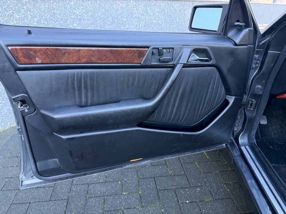 Bild 23/36 von Mercedes-Benz 500 E (1991)
