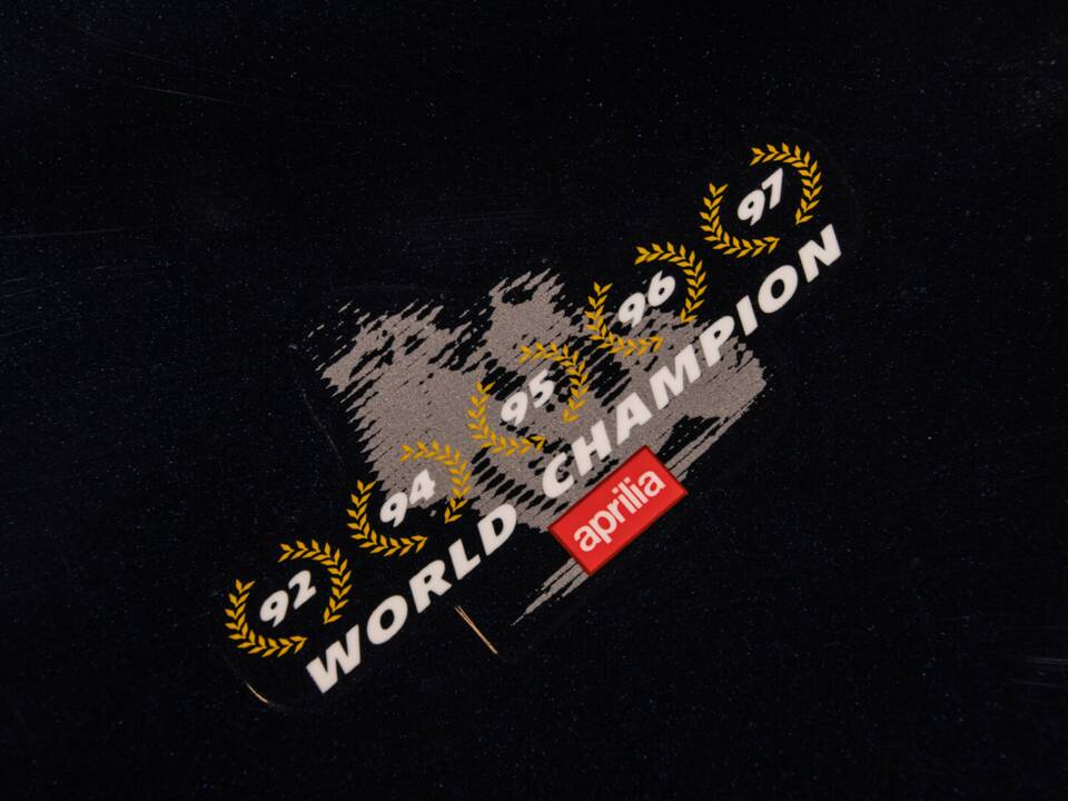 Image 24/32 of Aprilia RSV 1000 R (1999)