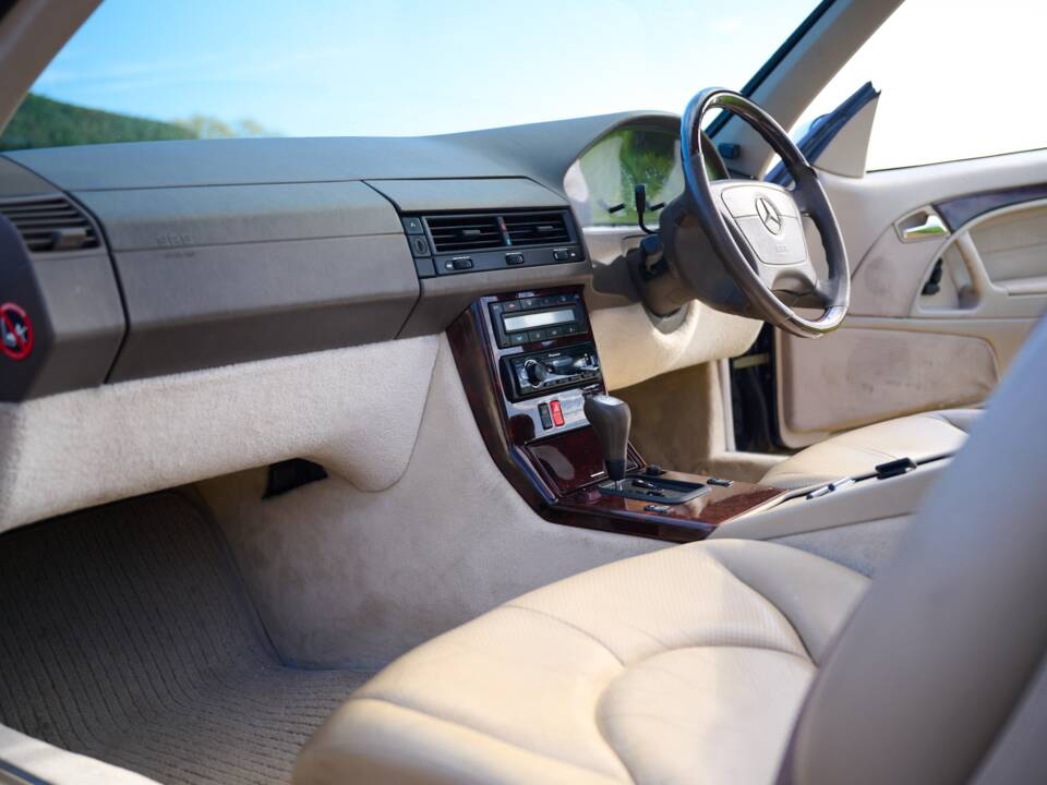 Image 35/50 of Mercedes-Benz SL 280 (1996)