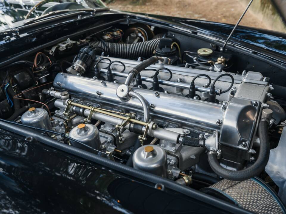 Image 13/33 of Aston Martin DB 5 Volante (1964)