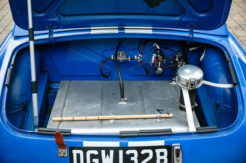 Image 30/45 of MG MGB GT (1964)