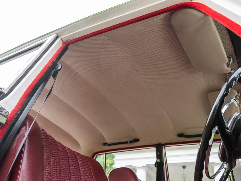 Image 25/35 of Mercedes-Benz 190 c (1965)