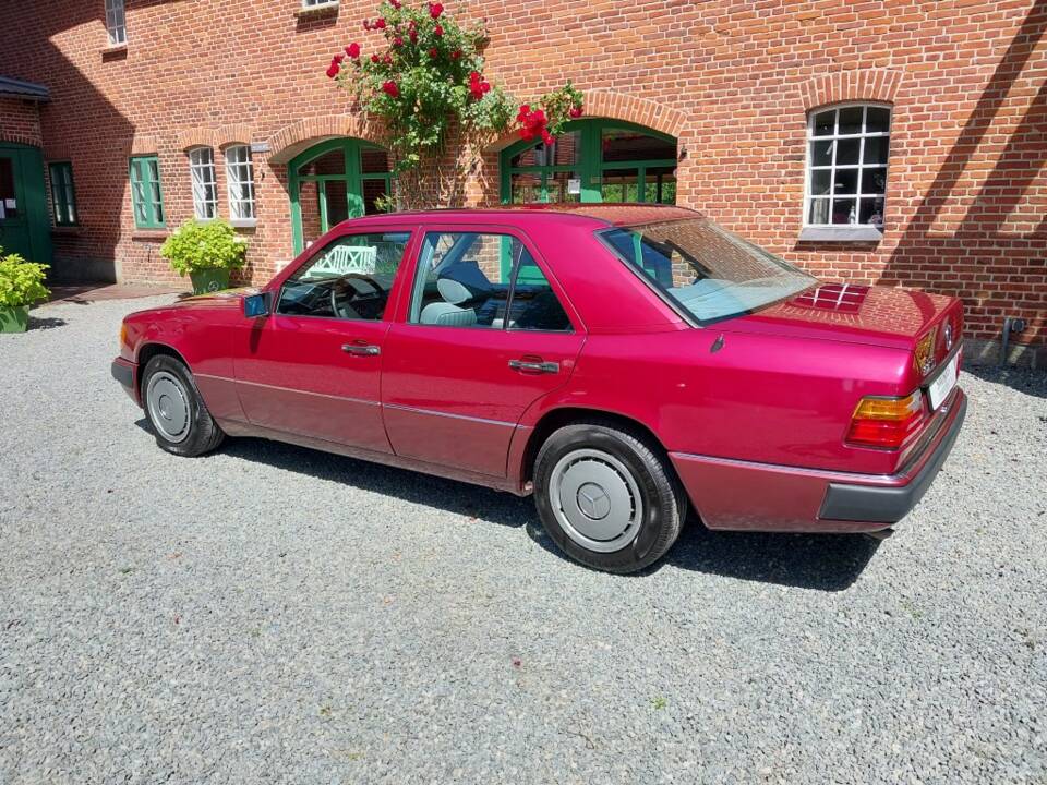 Image 3/15 of Mercedes-Benz 230 E (1990)