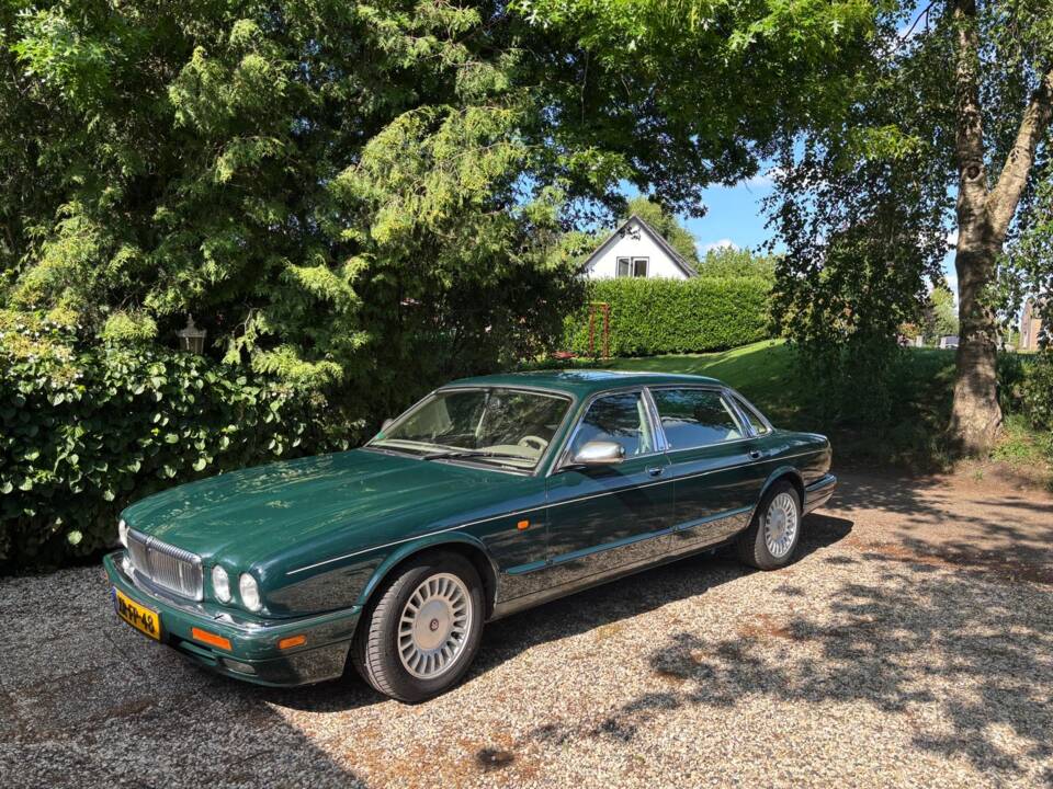 Image 9/10 of Daimler Double Six (1997)