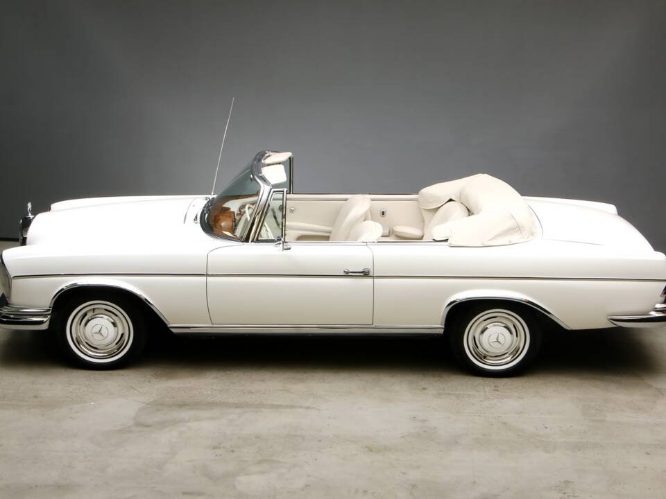 Image 2/27 of Mercedes-Benz 300 SE (1967)