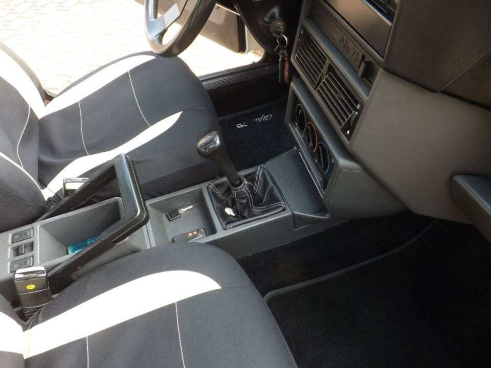 Image 12/50 of Alfa Romeo 75 2.0 (1986)