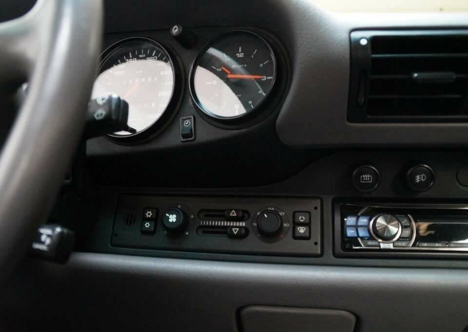 Image 17/50 of Porsche 911 Carrera (1995)