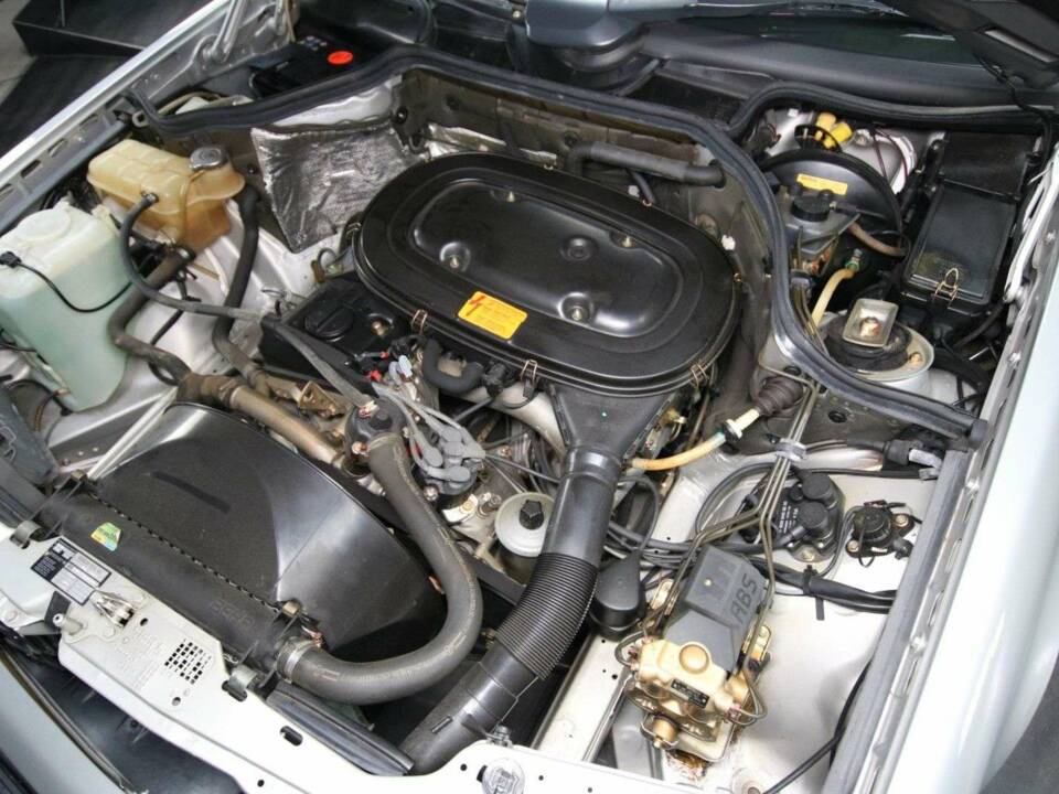 Afbeelding 40/50 van Mercedes-Benz 230 CE (1988)