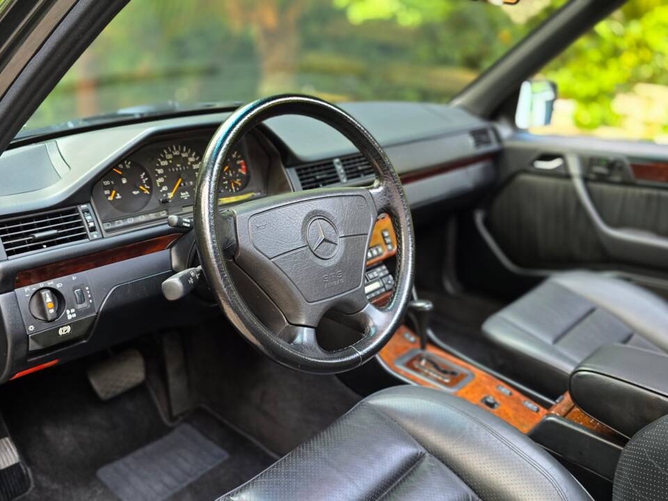 Image 44/73 of Mercedes-Benz 500 E (1992)