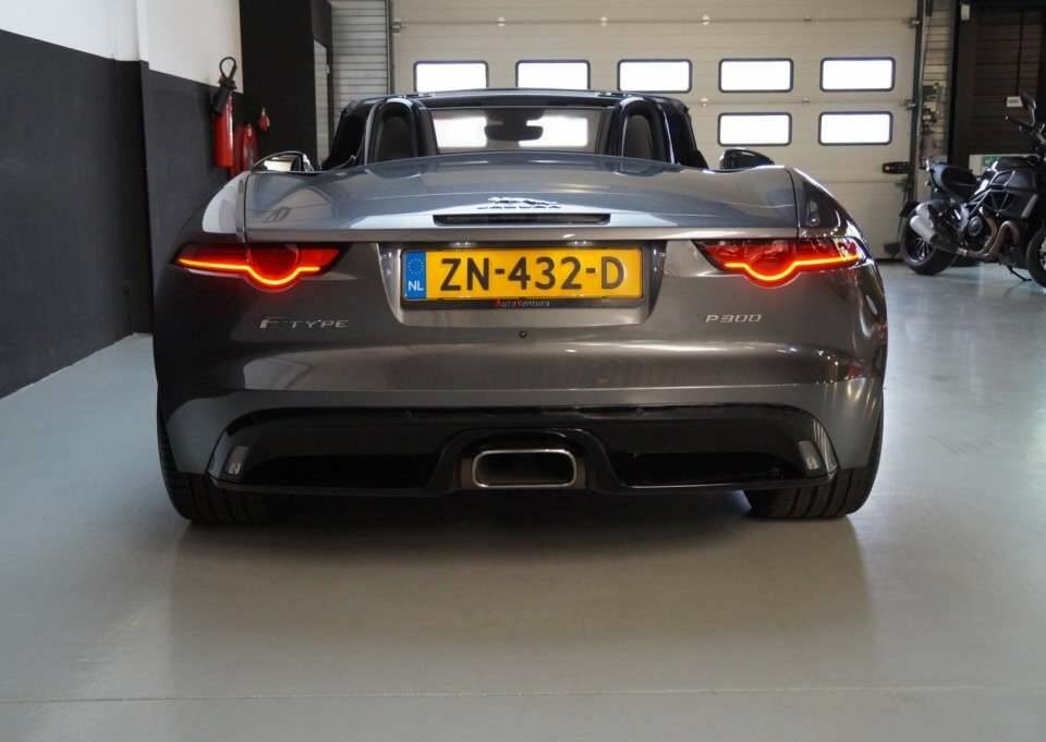 Image 39/50 of Jaguar F-Type (2019)