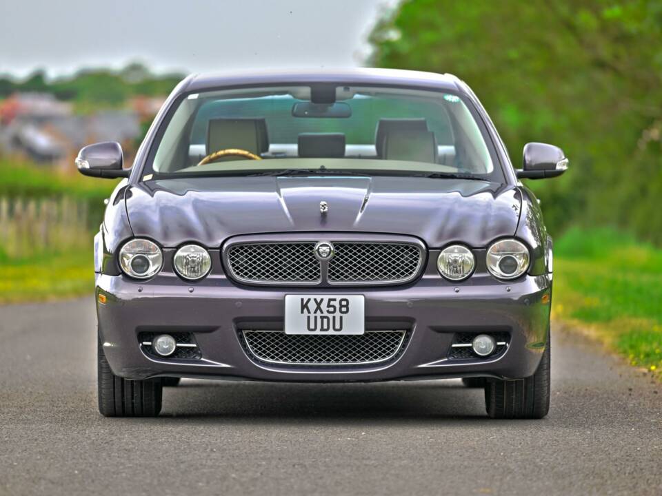 Image 4/50 de Jaguar XJ 8 4.2 (2009)