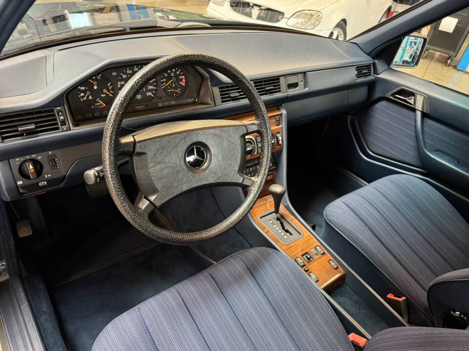 Bild 15/46 von Mercedes-Benz 230 E (1988)