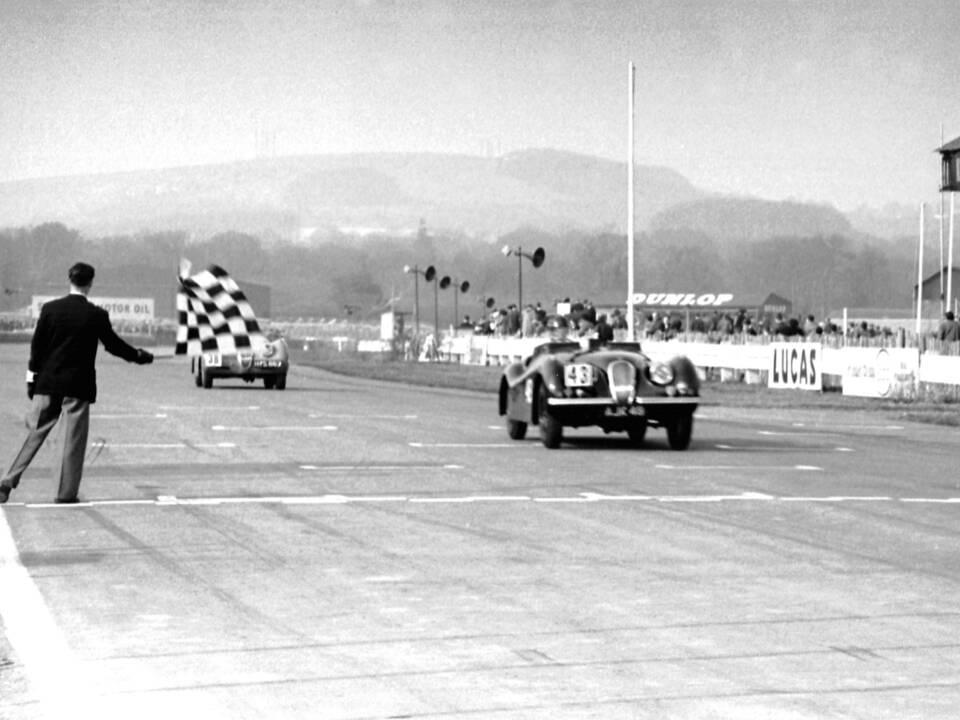 Image 14/22 of Jaguar XK 120 OTS (1951)