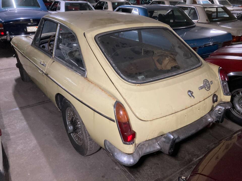 Image 17/34 of MG MGB GT (1970)