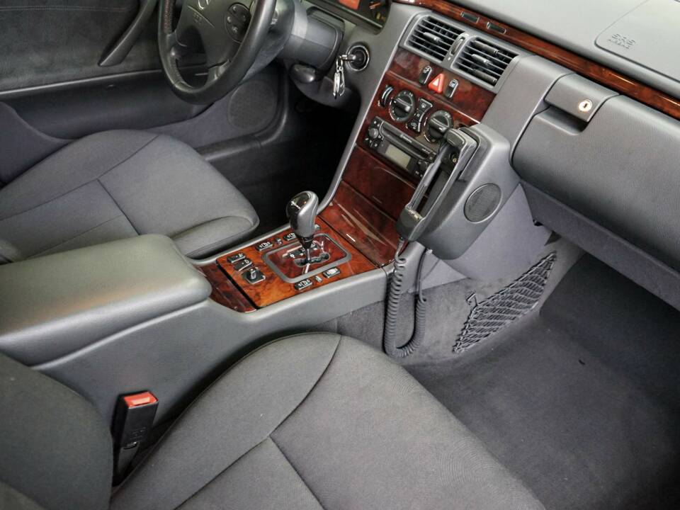 Bild 16/38 von Mercedes-Benz E 200 Kompressor (2001)