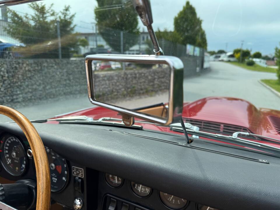 Image 13/35 of Jaguar E-Type (1969)