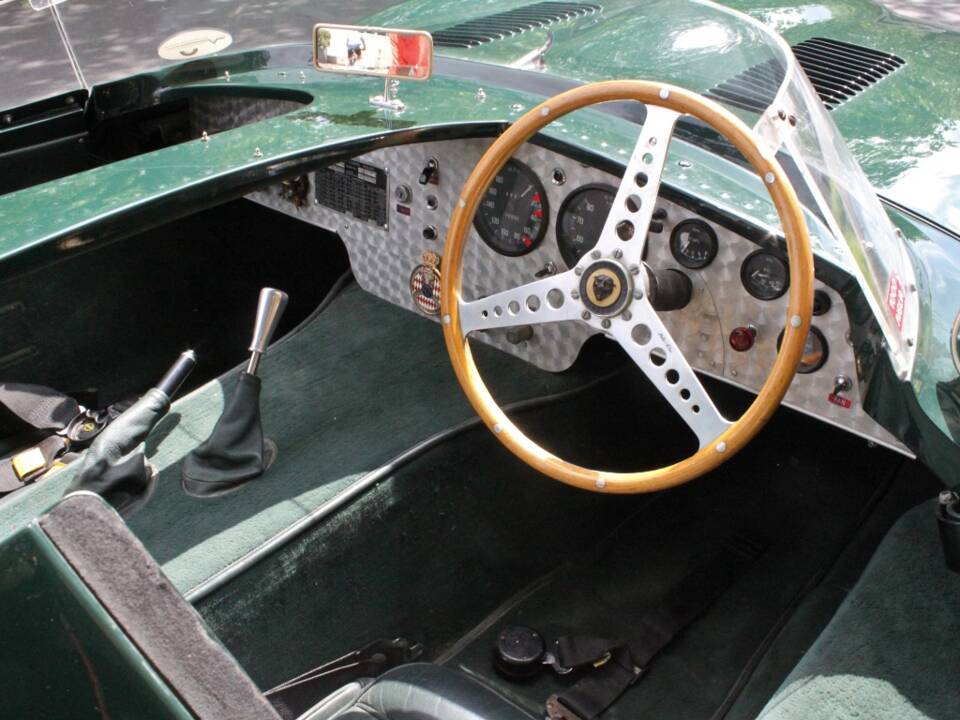 Image 9/16 of Jaguar D-Type (1964)