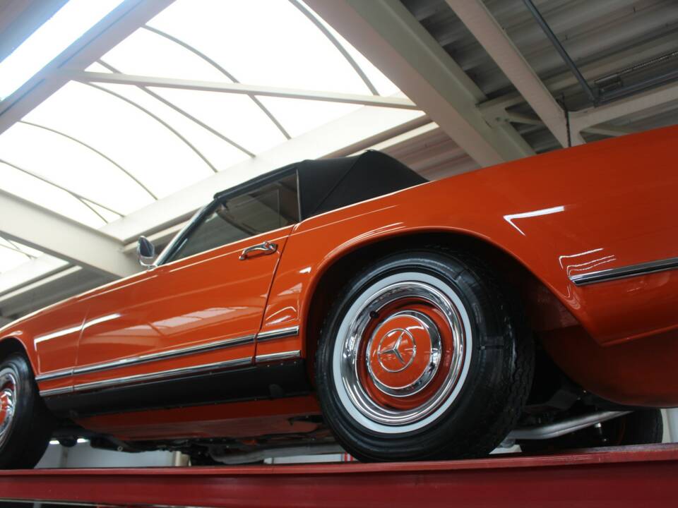 Image 14/50 of Mercedes-Benz 230 SL (1964)
