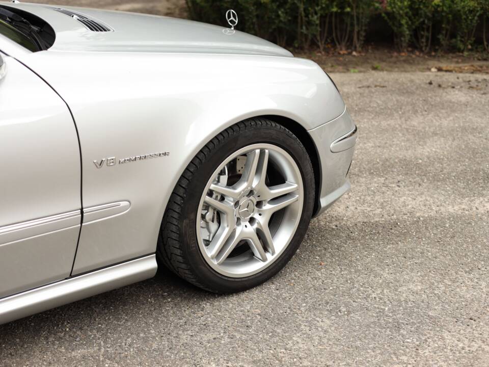 Image 30/72 of Mercedes-Benz E 55 AMG (2002)