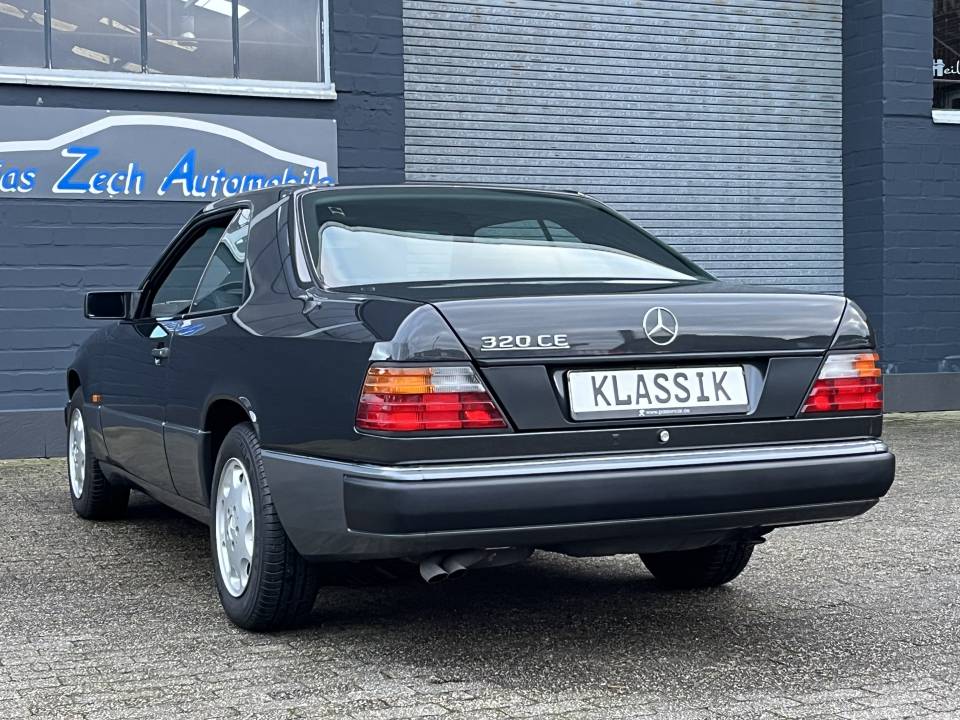 Imagen 18/68 de Mercedes-Benz 320 CE (1993)