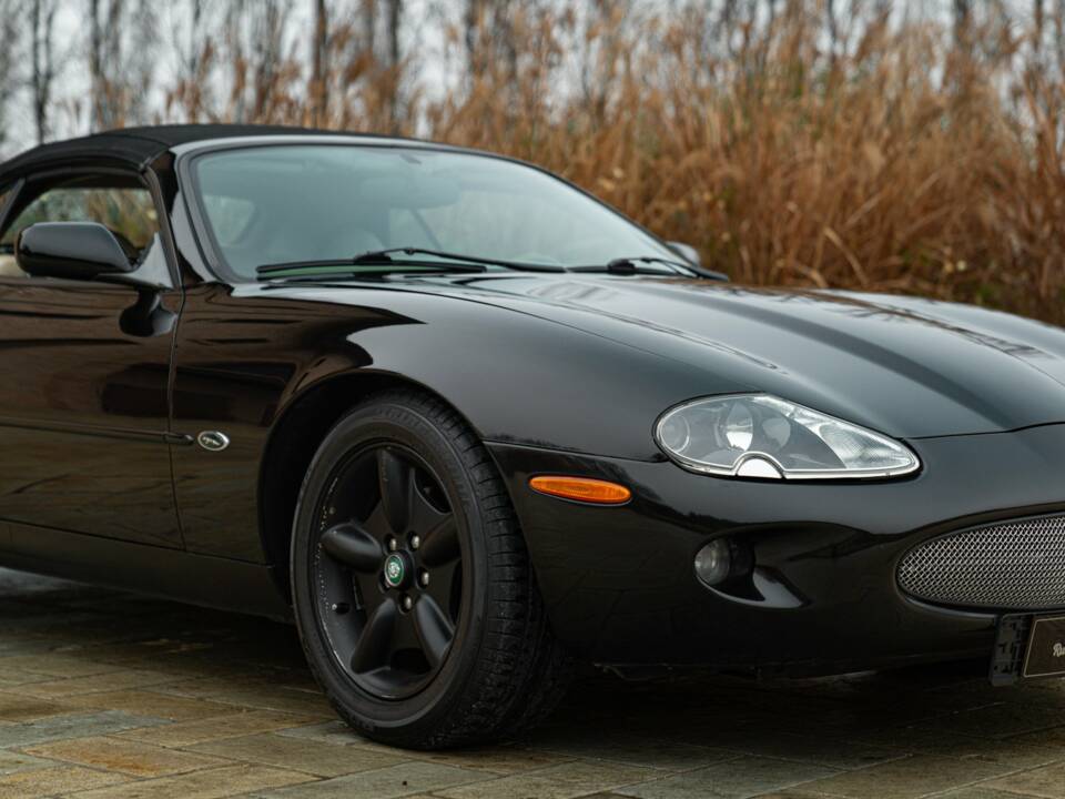 Image 22/50 of Jaguar XK8 4.0 (2006)