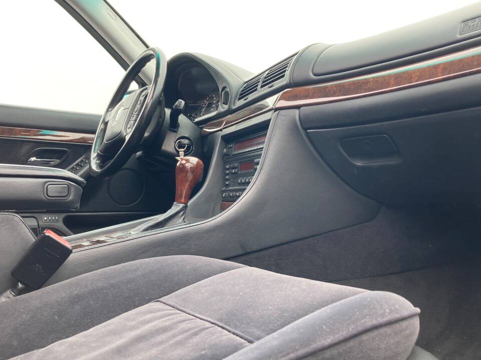 Image 8/9 of BMW 750i (1997)
