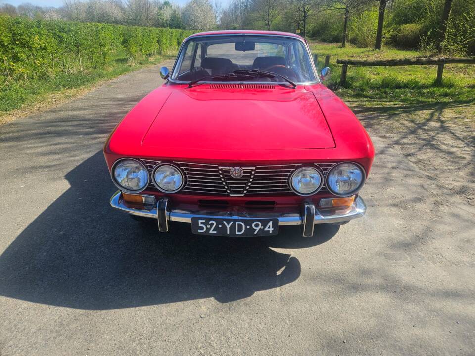 Immagine 2/7 di Alfa Romeo Giulia 1600 GT Junior (1974)