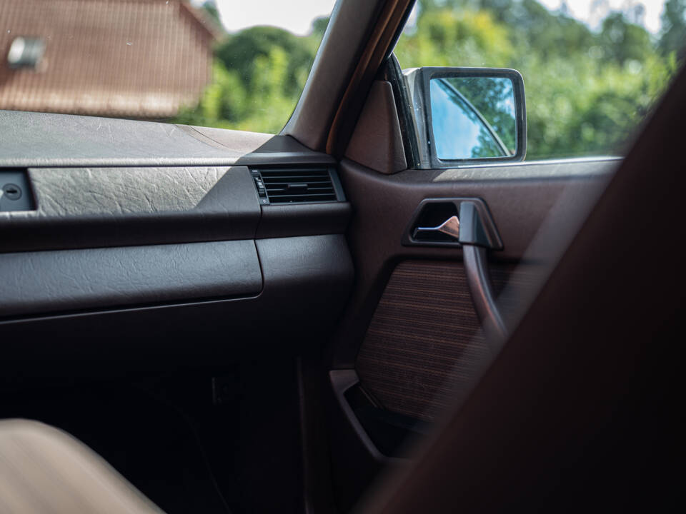 Image 35/40 of Mercedes-Benz 300 CE (1987)