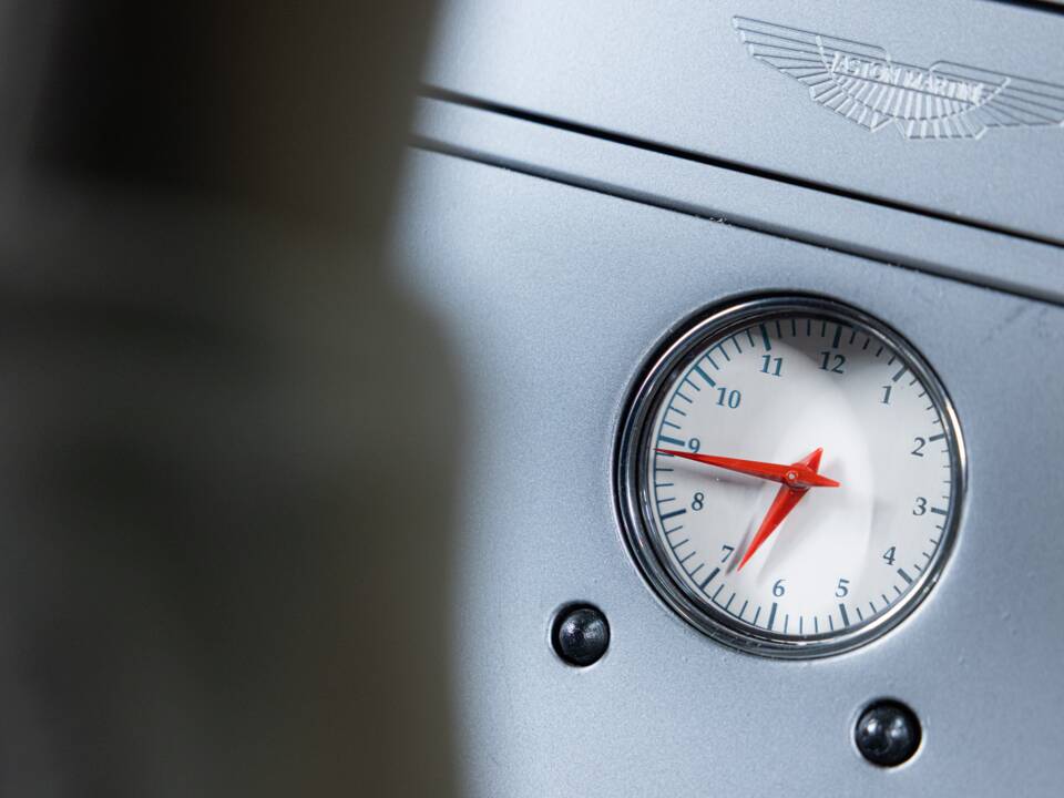 Image 15/31 de Aston Martin V12 Vanquish (2004)