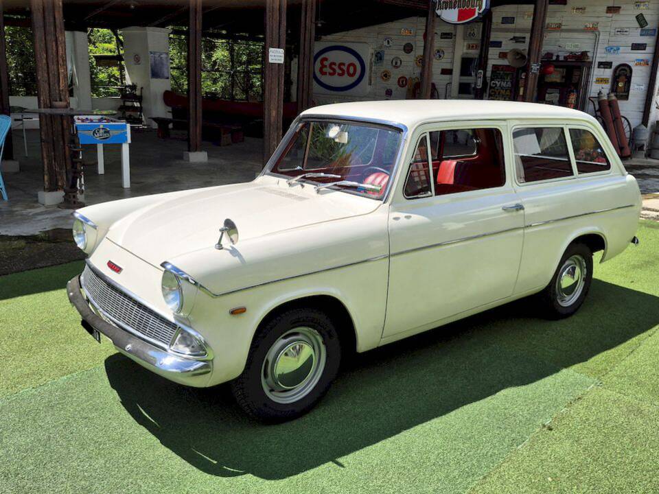Image 17/63 of Ford Anglia (1965)