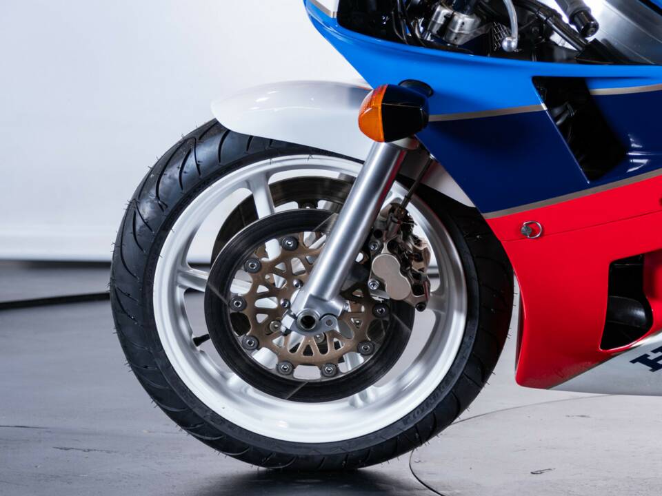 Bild 18/50 von Honda VFR 750R RC 30 (1988)