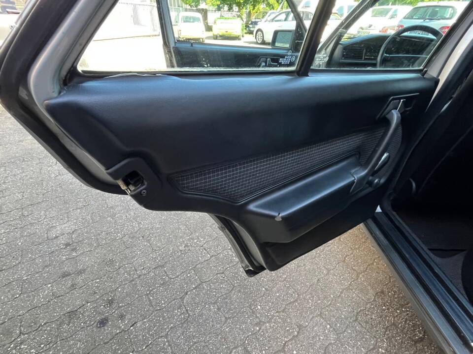 Image 27/89 de Mercedes-Benz 190 E 2.6 (1988)