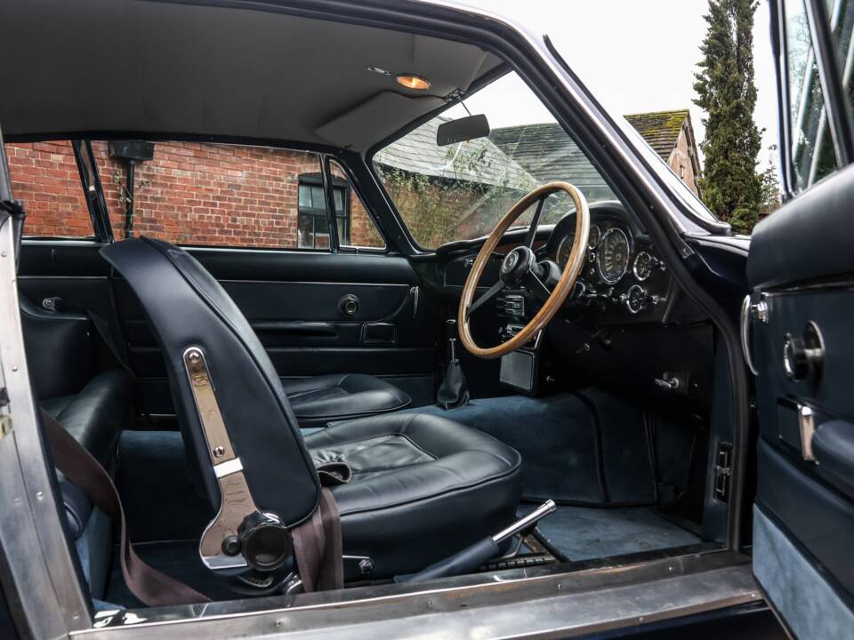 Image 16/46 de Aston Martin DB 6 (1967)