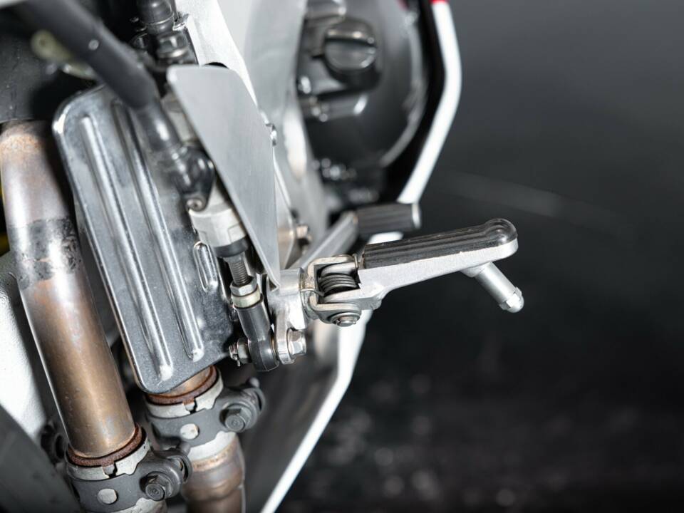 Image 24/42 de Honda RVF 750 (1994)