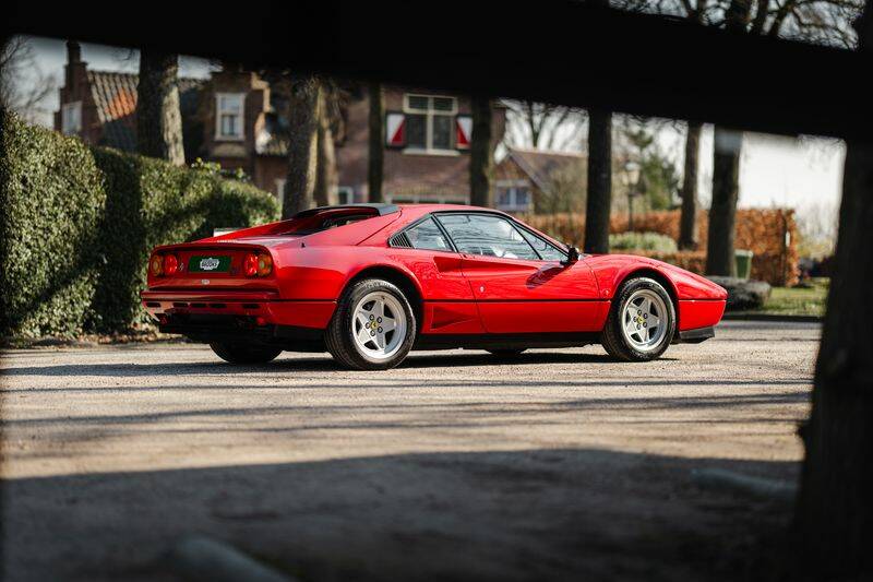 Image 14/33 of Ferrari 208 GTB Turbo (1987)