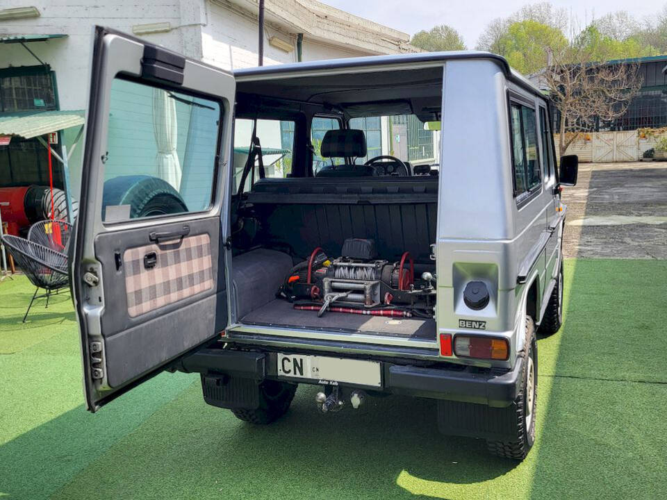 Image 40/55 of Mercedes-Benz 200 GE (SWB) (1990)