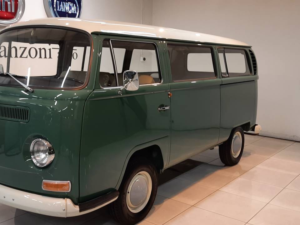 Image 35/37 of Volkswagen T2a Kombi (1970)