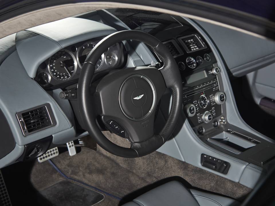 Aston Martin DB 9 - Fahrer Innenraum