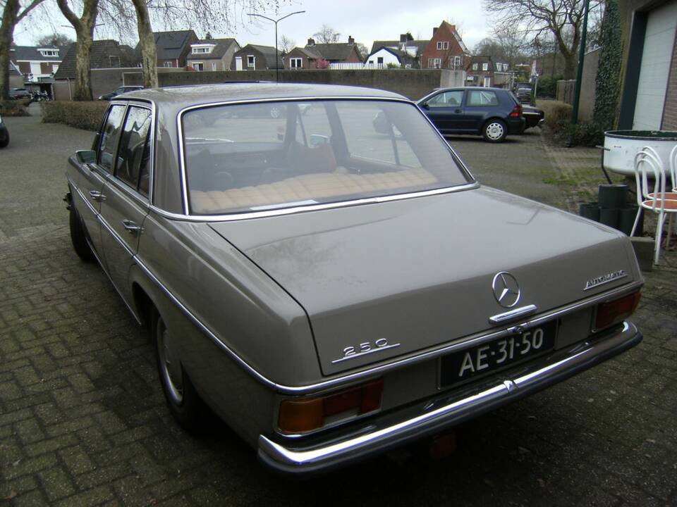Image 3/8 of Mercedes-Benz 230 (1972)