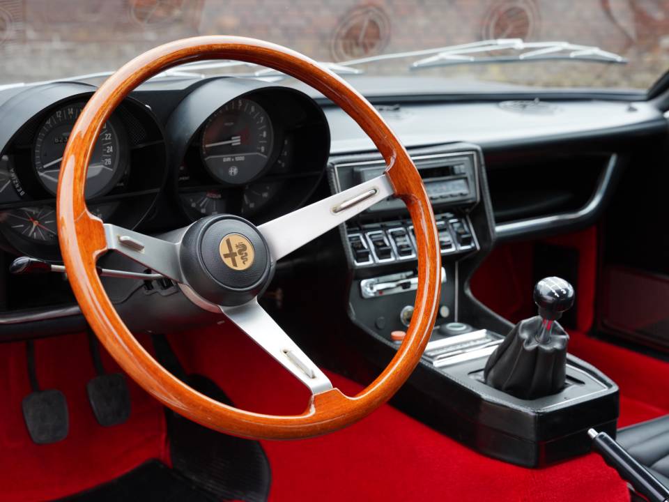 Image 37/50 de Alfa Romeo Montreal (1972)