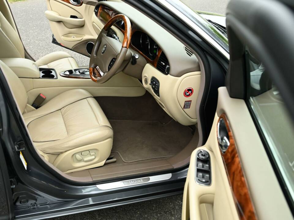 Image 19/50 of Jaguar XJ 8 4.2 (2007)