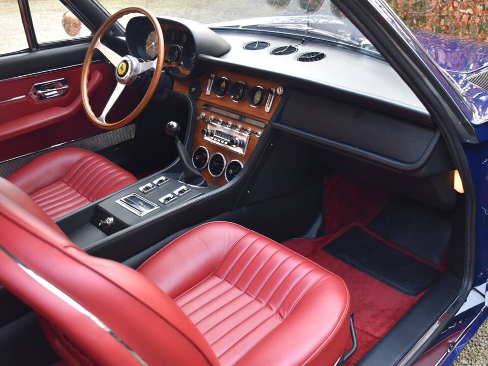 Image 32/55 of Ferrari 365 GT 2+2 (1968)