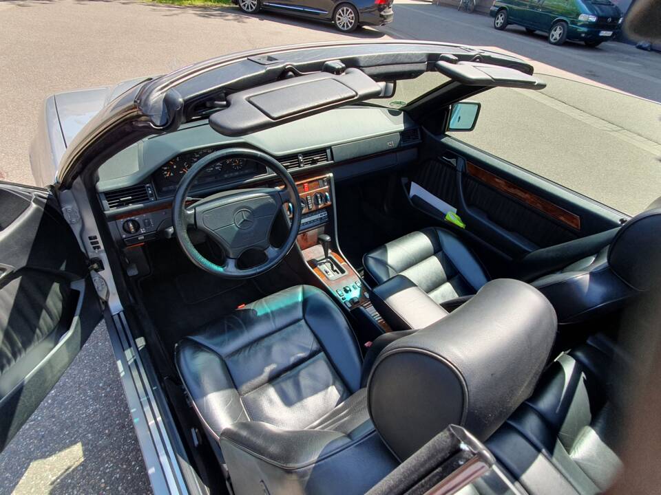 Imagen 54/94 de Mercedes-Benz 300 CE-24 3.4 AMG (1992)